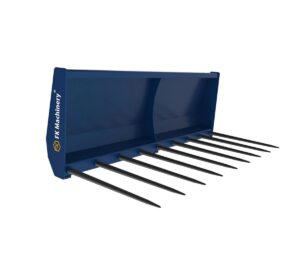 Sinine metallist tööriist nimega SILOKAHVEL, STANDARD on varustatud üheksa pika, ühtlaste vahedega musta haruga ja tugeva tagaplaadiga. Küljel on FK Machinery® logo, mis viitab sellele, et see on mõeldud kasutamiseks põllumajanduses või tööstuses.