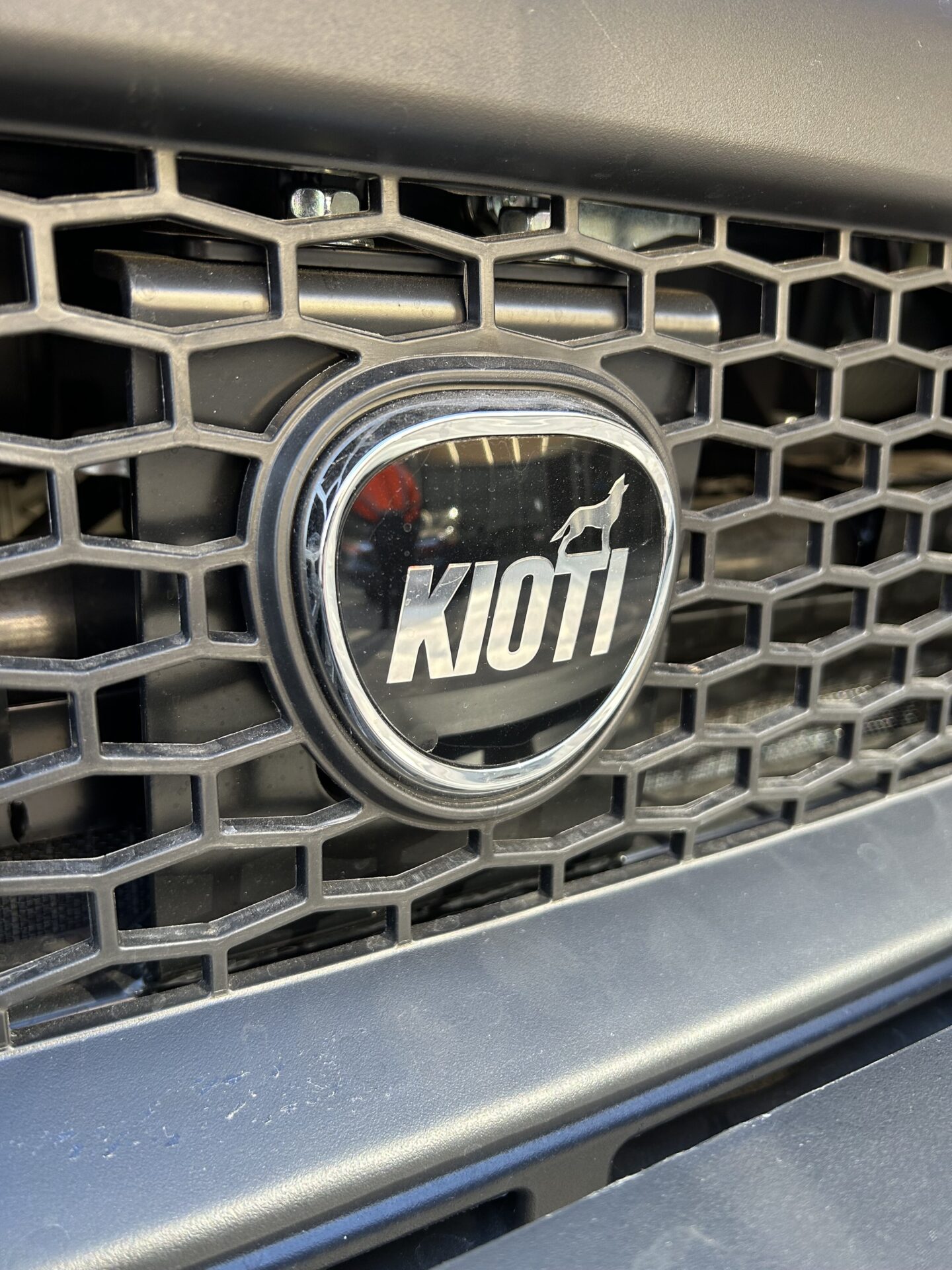 KIOTI K9 UTV esidiilri iluvõre ja logo