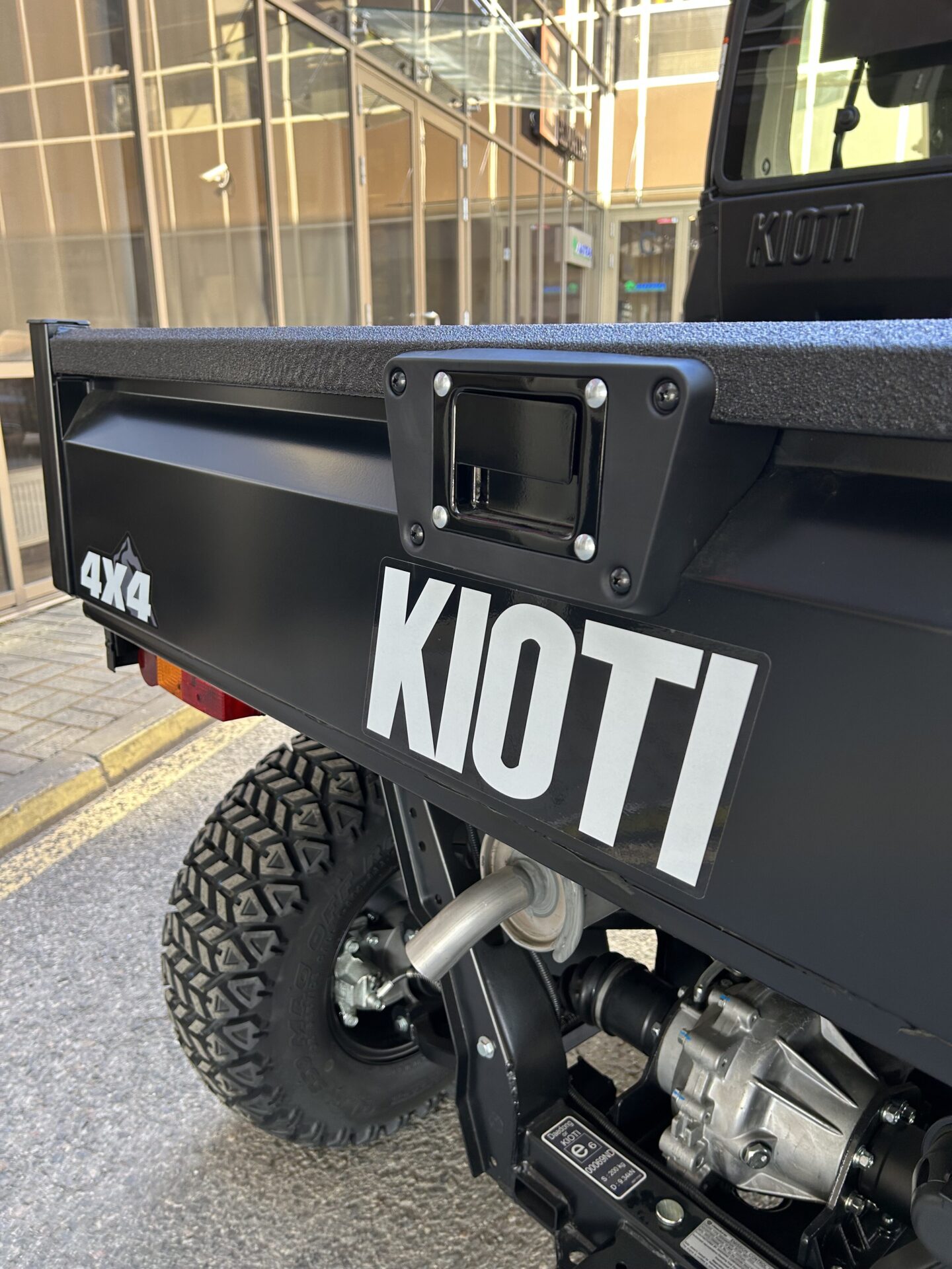 KIOTI K9 UTV tagumise osa detailid, 4x4 embleem ja väljalasketoru