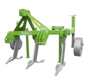 Bomet sügavkobestaja Musca (töösügavus 45 cm) on traktori külge kinnitamiseks mõeldud rohelisest metallist kolme tera ja kahe suure halli rattaga kühvel.