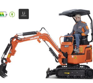Tööriietuses mees istub oranžil DELEKSi kompaktsel elektrilisel miniekskavaatoril, millel on varikatus. Ülal olevad ikoonid näitavad akut, pistikut ja sümbolit "Li Lithium", mis viitab liitium-ioonakule.