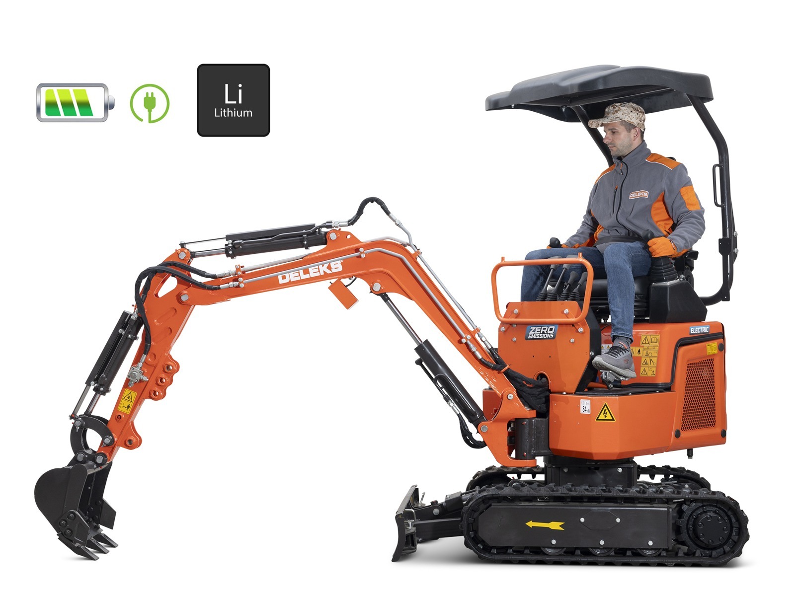 Tööriietuses mees istub oranžil DELEKSi kompaktsel elektrilisel miniekskavaatoril, millel on varikatus. Ülal olevad ikoonid näitavad akut, pistikut ja sümbolit "Li Lithium", mis viitab liitium-ioonakule.