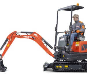 Tööriietes ja mütsiga mees juhib Deleks S120 KUBOTA miniekskavaatorit - oranži värvi kompaktset ekskavaatorit, millel on mustad rööpad, väike kaevekopp ja DELKE logo käe peal.